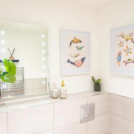 Esplanade Retreat - Stylish 1 Bed With Patio Apartment *