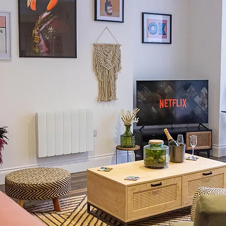 Esplanade Retreat - Stylish 1 Bed With Patio スカーバラ