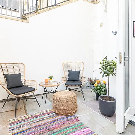 Esplanade Retreat - Stylish 1 Bed With Patio * Scarborough
