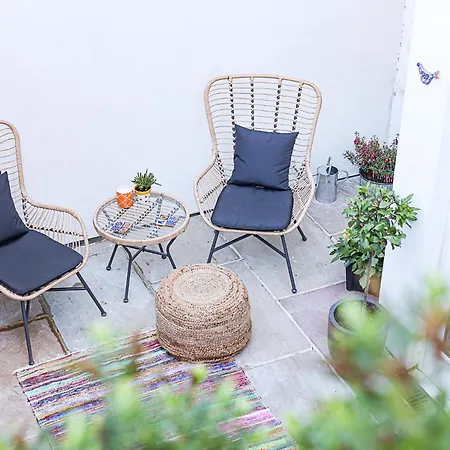 Esplanade Retreat - Stylish 1 Bed With Patio Apartment *