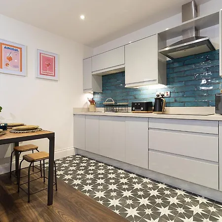 Esplanade Retreat - Stylish 1 Bed With Patio דירה